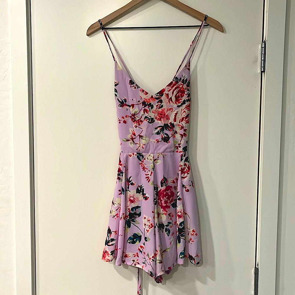 Size 6 Express Romper, fitted on top, flowy on the bottom. Super comfy!